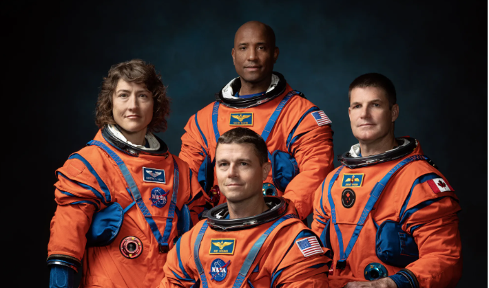 Cuatro astronautas emprenden viaje histórico al espacio