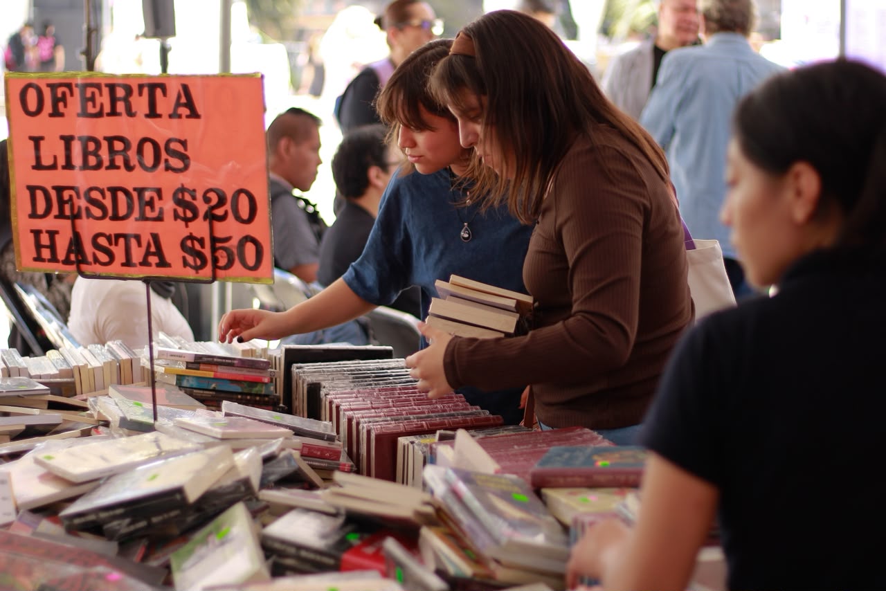 Remate de libros, películas y discos comenzó en la CDMX